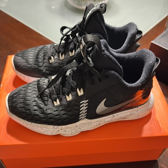 Nike LeBron Witness 5 - Black /Silver Kids Basketball Sneaker CT4630-001 Sz 2.5Y - Picture 2 of 6